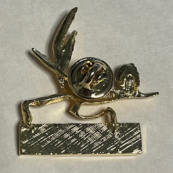 Sahib 2000 Roadrunner w/Red Fez Sahib Shriners Lapel Hat Pin Gold 1.5"x1.75" - Picture 2 of 7